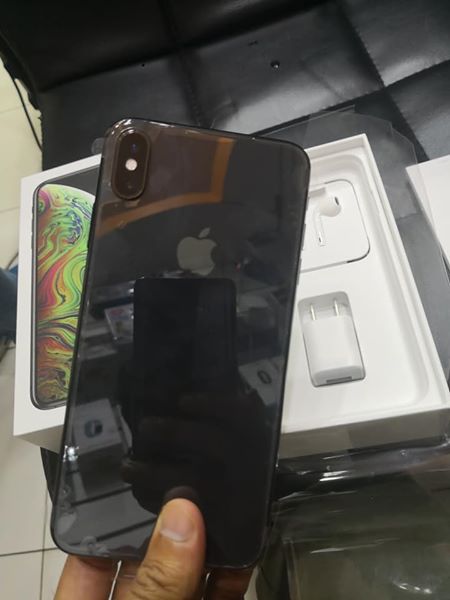 iphone xs max with 256gb.black